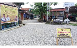 MINTA PERHATIAN, WARGA BADAK PUTIH INISIATIF PERBAIKI JALAN RUSAK