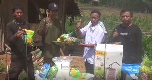 KEPALA DESA TAPOS BERIKAN BANTUAN PUPUK DAN ALAT UNTUK GAPOKTAN