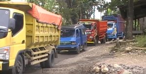 WARGA JAMPANGTENGAH MINTA JALAN DIPERBAIKI