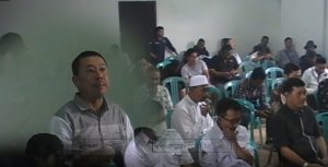 PULUHAN WARGA GERUDUK KANTOR DESA PADABEUNGHAR