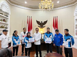 BIMA ARYA SERAHKAN UANG KADEUDEUH BAGI ATLET BERPRESTASI PORPROV DAN SEA GAMES 2022