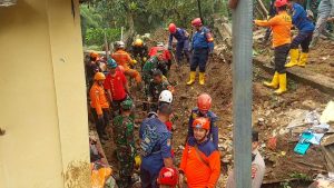 TEBING 20 METER LONGSOR TIMBUN 17 WARGA KAMPUNG BARU EMPANG