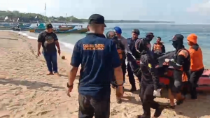 SETELAH DUA HARI AKHIRNYA TIM SAR GABUNGAN TEMUKAN KORBAN TERSERET OMBAK