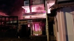 KOBARAN API HANGUSKAN MINIMARKET DAN SEJUMLAH TOKO