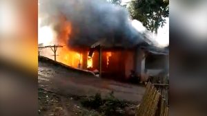 DITINGGAL HAJATAN RUMAH LUDES TERBAKAR