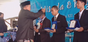 SMK INSAN KREATIF BERIKAN PENGHARGAAN BAGI 50 SISWA TERBAIK