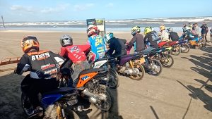 ADU NYALI TAHUNAN DI PANTAI UJUNG GENTENG