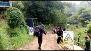 AKSES PEJALAN KAKI BERADA DIPINGGIR JURANG