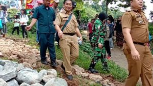 ANTUSIAS WARGA DIBANGUN, HIBAHKAN TANAH UNTUK JALAN