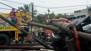 DIDUGA MENGANTUK MINI BUS TABRAK TIANG LISTRIK