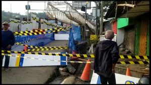 JEMBATAN CIKERETEG KEMBALI LONGSOR