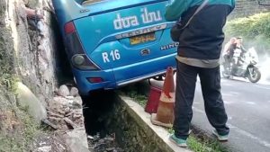 KECELAKAAN AKIBAT REM BLONG KERAP TERJADI DI PUNCAK
