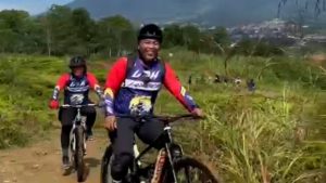 KOMUNITAS SEPEDA GORDUN DAN UKA-UKA GOBAR KE BUKIT AQUILA 