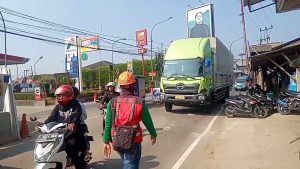 MASIH ADA TRUK MEMBANDEL YANG NEKAT MELINTAS