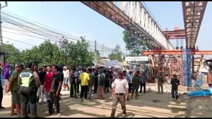 PEMBANGUNAN JEMBATAN CIKERETEG DI DEMO WARGA
