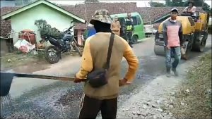 DESA CIKAHURIPAN PERBAIKAN JALAN DENGAN MEMANFAATKAN DANA DESA