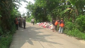 PETUGAS GABUNGAN BERSIHKAN SAMPAH DI PINGGIR JALAN