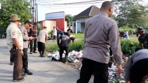 POLSEK CIBEREM DAN WARGA BERSIHKAN LINGKUNGAN