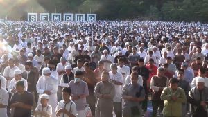 RIBUAN WARGA MUHAMMADIYAH BERSUJUD DI LAPANGAN SEMPUR