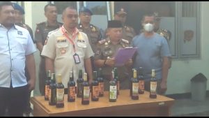SAT POL PP KOTA SUKABUMI MUSNAHKAN 15 BOTOL MIRAS