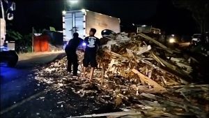 TRUK PENGANGKUT TRIPLEK TERGULING