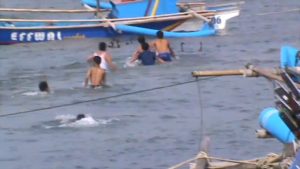 WARGA UJUNGGENTENG MERIAHKAN HARI NELAYAN UJUNGGENTENG DENGAN LOMBA MENANGKAP BEBEK