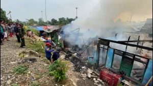 ARUS PENDEK LISTRIK TIGA RUMAH TERBAKAR