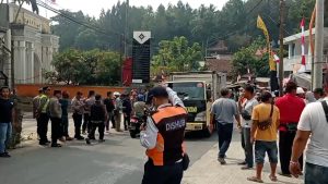 RATUSAN WARGA GERUDUK CHEVILLY RESORT