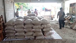 DKP SALURKAN 5,5 TON BERAS UNTUK PARA KORBAN