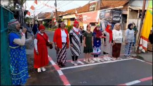EMAK” DRAMAGA UPACARA BENDERA DI JALAN