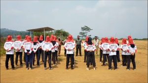 JELANG HUT RI KE 78, DANPOS CICANTAYAN LATIH SEJUMLAH SISWA SISWI