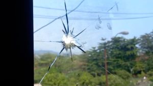 INI PENYEBAB KACA BERLUBANG DI PENGADILAN CIBADAK