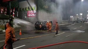 MINIBUS ASAL SUMATERA TERBAKAR DI SALABENDA