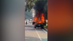 MOBIL JEEP TERBAKAR DI JALAN PAJAJARAN KOTA BOGOR