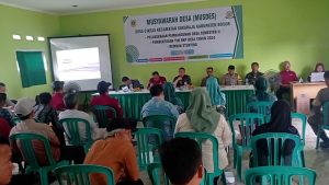 MUSDES DESA CIKEAS GELAR PELAYANAN JEMPUT BOLA PEREKAMAN E KTP 