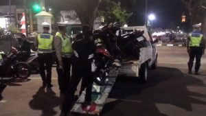 PAKAI KNALPOT BRONG, PULUHAN KENDARAAN DISITA