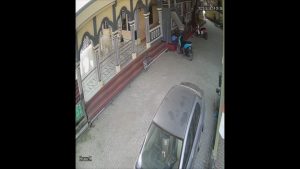PENCURIAN HANDPHONE OJOL TEREKAM KAMERA CCTV DI MASJID TENJO 