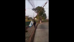 PETUGAS PUPR MERAPIHKAN TIANG & KABEL YANG SEMERAWUT