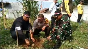 POLRI TANAM POHON DI AREA RAWAN LONGSOR