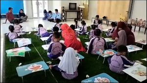 PULUHAN ANAK ANAK IKUT KOMPETISI LOMBA GAMBAR KEMERDEKAAN