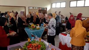 PULUHAN IBU-IBU DI SURADE IKUTI LOMBA HIAS TUMPENG
