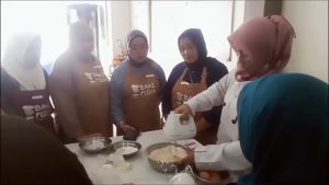 PULUHAN IRT IKUTI PELATIHAN OLAHAN ROTI