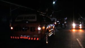 RELAWAN BPBD DAN PMI SALURKAN AIR BERSIH