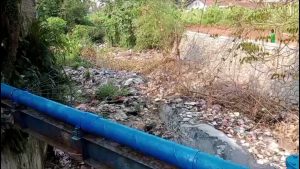 SAMPAH MENUMPUK DI GANG EMAD BIKAN ALIRAN KALI TERSENDAT DAN BAU