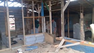 TAK DAPAT BANTUAN, WARGA GOTONG ROYONG BANGUN RUMAH LANSIA