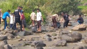WARGA DAN JURNALIS PUNGUTI SAMPAH DI HULU SUNGAI CIKANIKI
