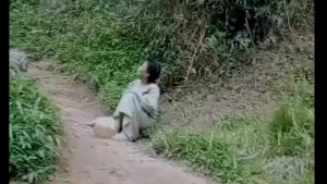 WARGA HARUS BERJALAN SUSURI JURANG DAPATKAN AIR BERSIH