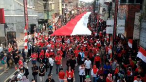 WARGA KOTA BOGOR ARAK BENDERA RAKSASA SEJAUH 3 KM