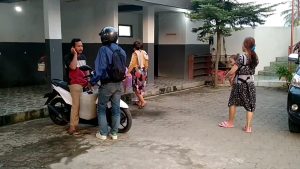 WARGA MANDI DI SUNGAI, AKIBAT KEKERINGAN