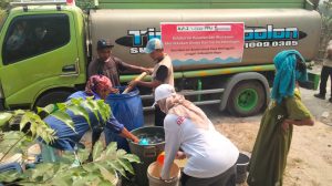 DUA BULAN TAK DIGUYUR HUJAN, PULUHAN RELAWAN BANTU PENYEDIAAN AIR BERSIH UNTUK KORBAN KEKERINGAN DI BOGOR